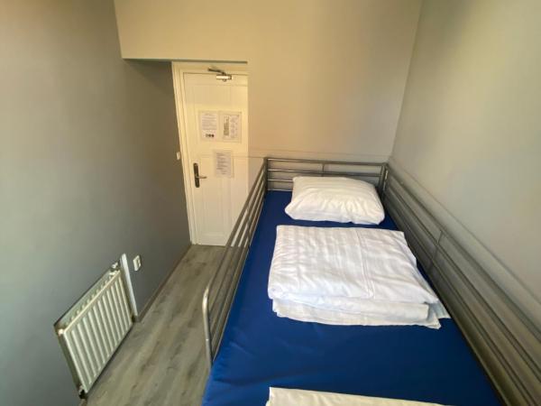 Hostel Cosmos Amsterdam : photo 4 de la chambre chambre lits jumeaux avec salle de bains commune