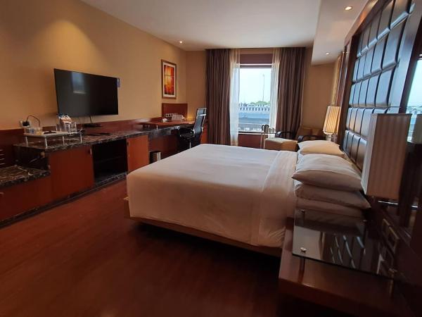 Radisson Blu Plaza Delhi Airport : photo 6 de la chambre superior room with happy hours 03:00 pm to 08:00 pm ,1+1 & free pick up and drop to worldmark aerocity (subject to car availability)
