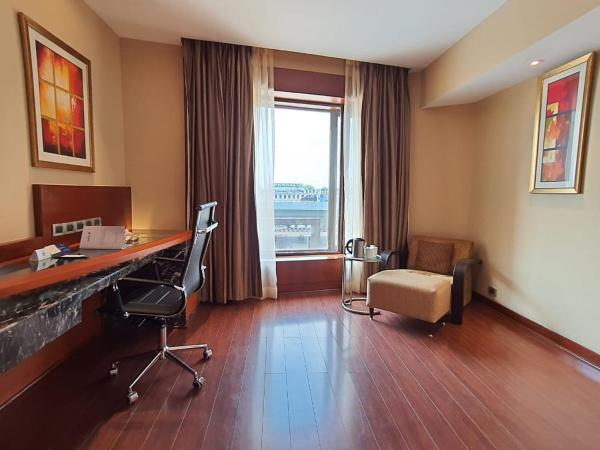 Radisson Blu Plaza Delhi Airport : photo 6 de la chambre business class with happy hours 03:00 pm to 06:00 pm ,1+1 & airport transfers and free pick up and drop to worldmark aerocity (subject to car availability)