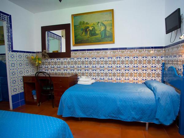 Pensión Santa María la Blanca : photo 9 de la chambre chambre triple avec salle de bains privative