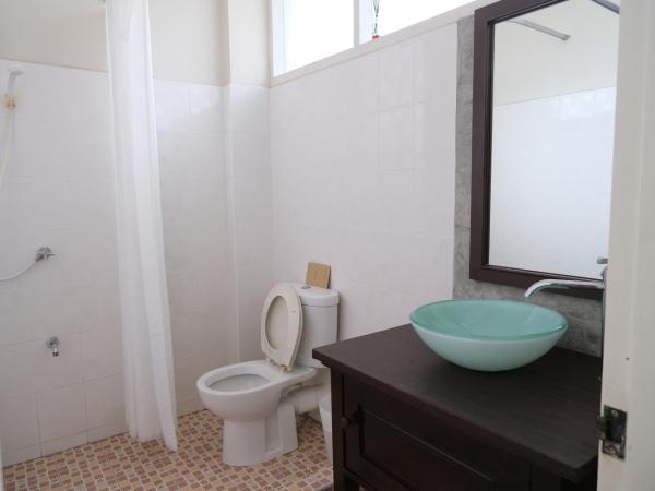 Feung Nakorn Balcony Rooms and Cafe : photo 4 de la chambre chambre quadruple Économique