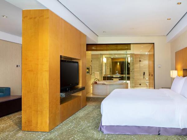 Crowne Plaza Tianjin Binhai, an IHG Hotel : photo 4 de la chambre suite junior lit king-size - accès au salon
