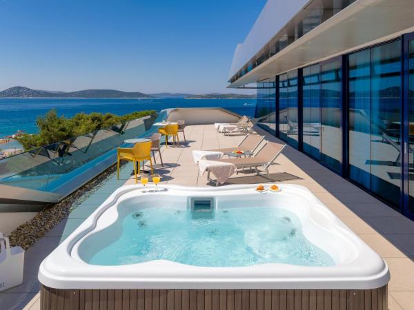 Hotel Olympia Sky : photo 2 de la chambre grande suite spa - vue sur mer