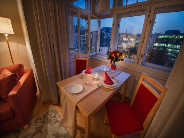 EA Hotel Julis : photo 9 de la chambre studio double ou lits jumeaux - vue sur jardin