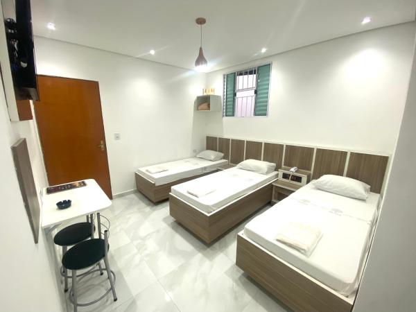 Hotel Praça da Árvore : photo 2 de la chambre chambre triple avec salle de bains