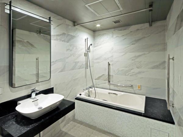 KOKO HOTEL Premier Nihonbashi Hamacho : photo 6 de la chambre chambre lits jumeaux - accessible aux personnes à mobilité réduite - non-fumeurs