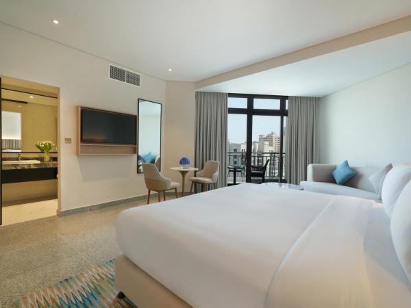 Arabian Park Dubai, an Edge by Rotana Hotel : photo 3 de la chambre chambre lit king-size avec balcon
