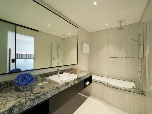 Arabian Park Dubai, an Edge by Rotana Hotel : photo 5 de la chambre chambre lit king-size avec balcon