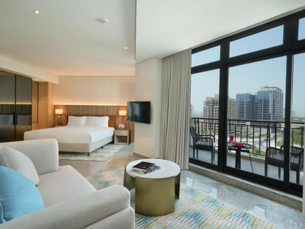 Arabian Park Dubai, an Edge by Rotana Hotel : photo 2 de la chambre chambre spacieuse lit king-size avec balcon