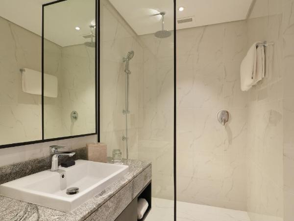 Arabian Park Dubai, an Edge by Rotana Hotel : photo 4 de la chambre chambre spacieuse lit king-size avec balcon