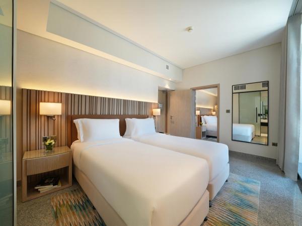 Arabian Park Dubai, an Edge by Rotana Hotel : photo 3 de la chambre chambres communicantes familiales avec lit king-size et lits jumeaux
