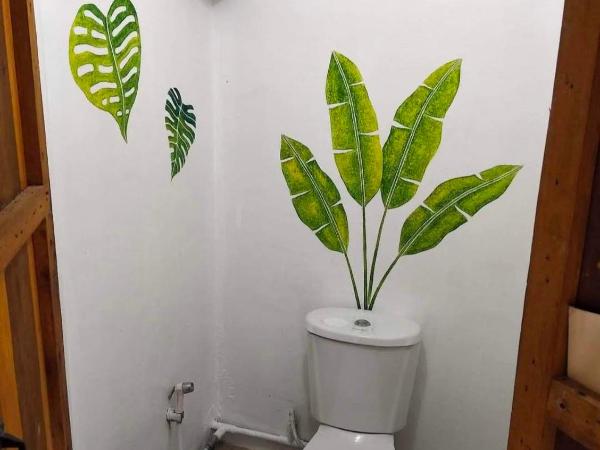 Maya guest house@coffee : photo 1 de la chambre chambre lit queen-size avec salle de bains commune