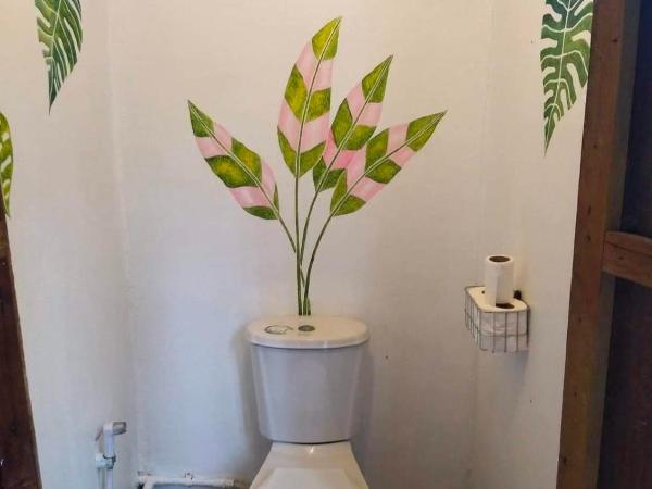 Maya guest house@coffee : photo 2 de la chambre chambre lit queen-size avec salle de bains commune