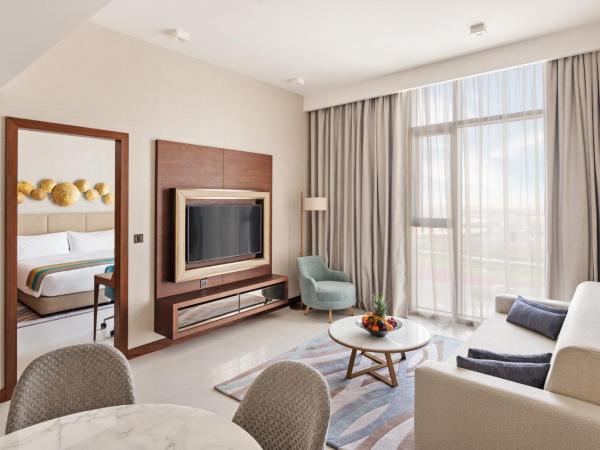 Holiday Inn Dubai Al-Maktoum Airport, an IHG Hotel : photo 9 de la chambre suite 1 chambre - vue sur ville