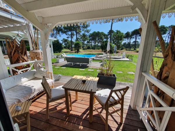 Villa BORA BORA : photo 7 de la chambre chambre lit king-size - vue sur piscine