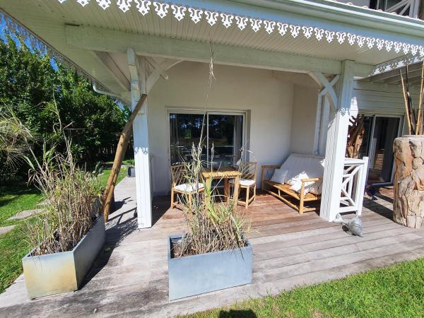 Villa BORA BORA : photo 8 de la chambre chambre lit king-size - vue sur piscine