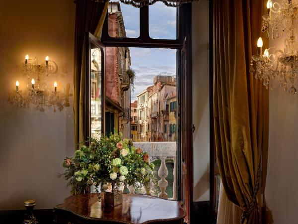 Hotel Ai Cavalieri di Venezia : photo 10 de la chambre suite exécutive - vue sur canal