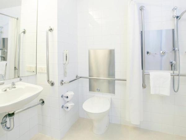 Crowne Plaza Canberra, an IHG Hotel : photo 8 de la chambre chambre lits jumeaux - accessible aux personnes à mobilité réduite