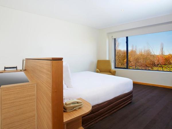 Crowne Plaza Canberra, an IHG Hotel : photo 7 de la chambre chambre king avec vue sur le parc