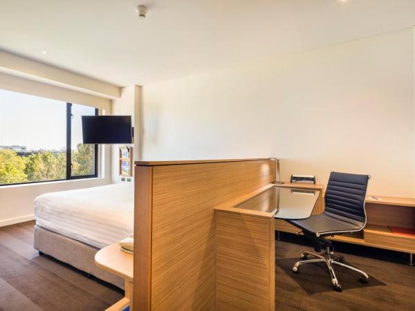 Crowne Plaza Canberra, an IHG Hotel : photo 8 de la chambre chambre king standard avec vue sur ville