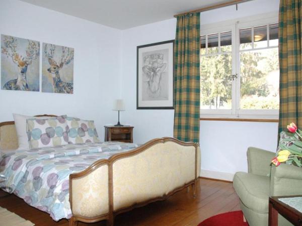 Chalet la Griotte : photo 4 de la chambre chambre sextuple avec balcon et salle de bains commune