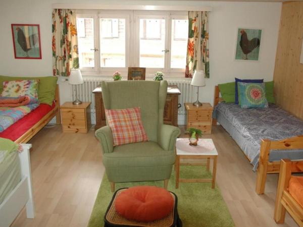 Chalet la Griotte : photo 5 de la chambre chambre sextuple avec balcon et salle de bains commune