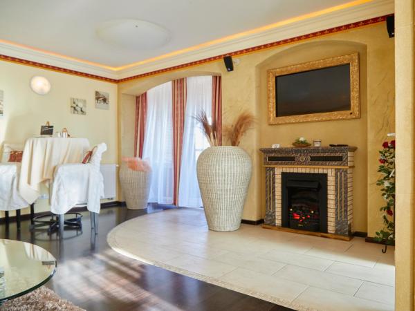 I AM HOTEL Graz-Seiersberg : photo 8 de la chambre suite avec baignoire spa et sauna