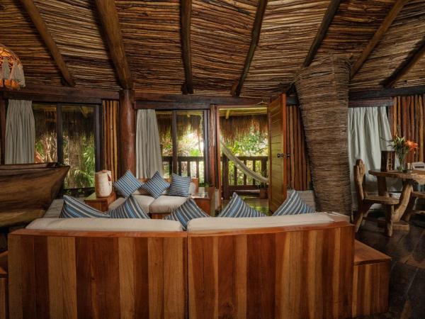 Kanan Tulum Treehouse, Rooftop, Beach Club & Spa - Adults Only : photo 2 de la chambre suite lit king-size arrondie dans tour - vue sur jardin