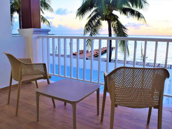 Bartolome Oceanfront Suites : photo 5 de la chambre chambre double deluxe avec balcon