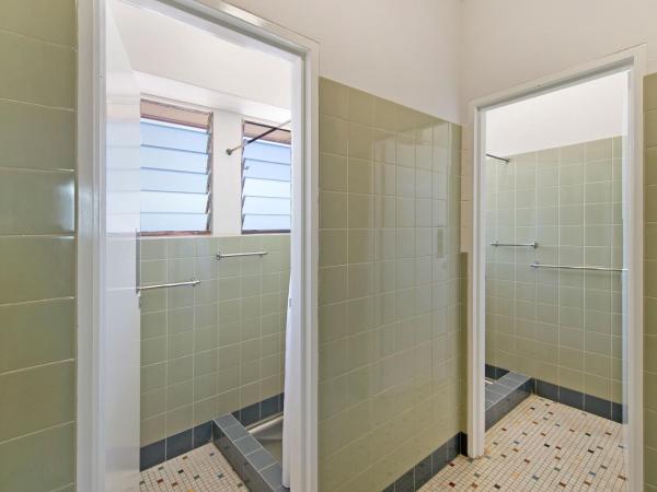 Prince of Wales Hotel : photo 4 de la chambre chambre lit queen-size Économique - salle de bains commune