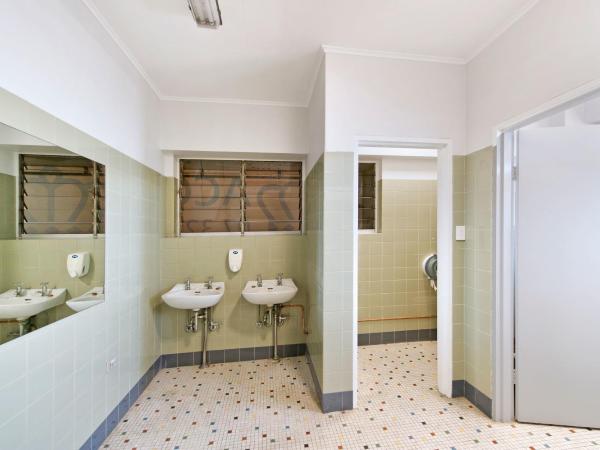 Prince of Wales Hotel : photo 3 de la chambre chambre lit queen-size Économique - salle de bains commune