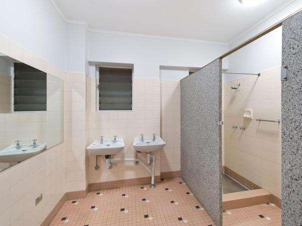 Prince of Wales Hotel : photo 2 de la chambre chambre lit queen-size Économique - salle de bains commune