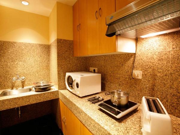 The Grand New Delhi : photo 2 de la chambre 1 bhk apartment, 15% discount on food & non-alcoholic beverages, 20% discount on spa & laundry, 2 pc laundry per person / per day