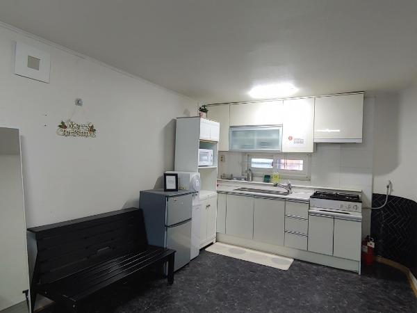 1012 House Namsan : photo 5 de la chambre chambre familiale