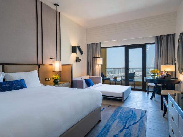 Amwaj Rotana, Jumeirah Beach - Dubai : photo 3 de la chambre chambre familiale récemment rénovée avec lit king-size et balcon - vue sur front de mer