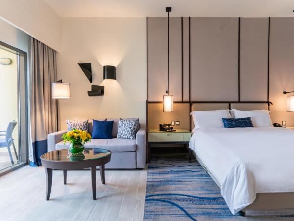 Amwaj Rotana, Jumeirah Beach - Dubai : photo 3 de la chambre chambre lit king-size récemment rénovée avec balcon et accès au salon - vue sur front de mer 