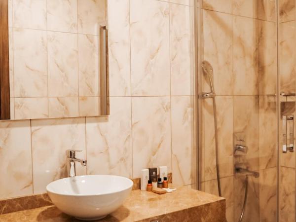 The Grand Mira Business Hotel : photo 1 de la chambre chambre lit king-size avec balcon