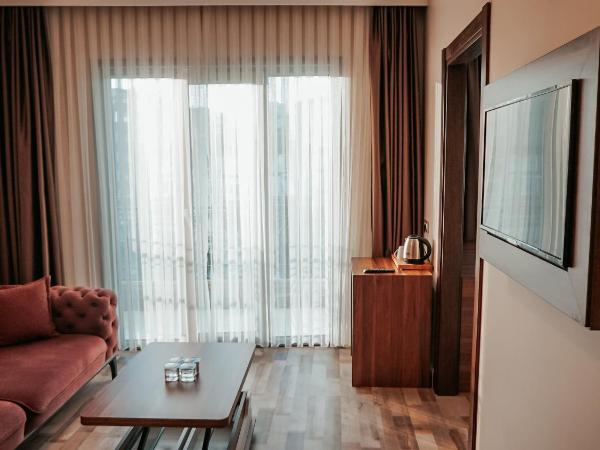 The Grand Mira Business Hotel : photo 4 de la chambre suite avec balcon