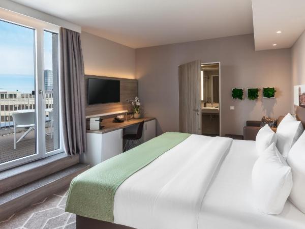 Holiday Inn Munich - City East, an IHG Hotel : photo 3 de la chambre premium room with terrace and queen bed