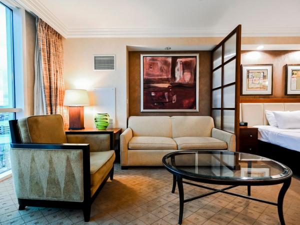 StripViewSuites at Signature : photo 6 de la chambre penthouse floor studio two-bedroom - strip view & balcony