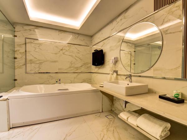 The Corinthians Resort & Club : photo 4 de la chambre grand suite with 15% discount on spa, food & soft beverage & 25% discount on salon and 20% on laundry (only washing & ironing) per stay 