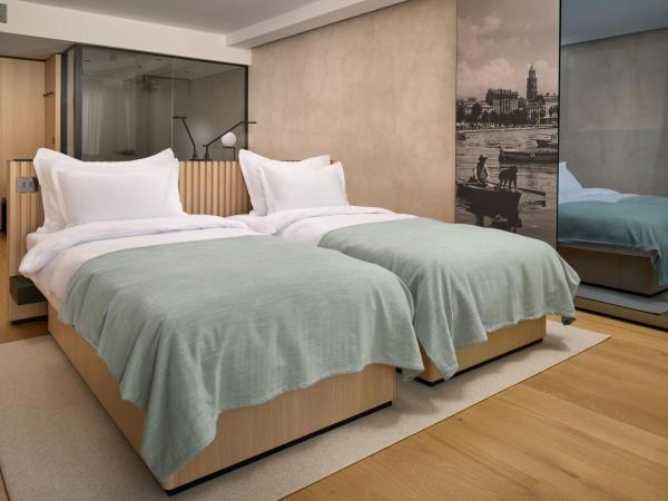 Hotel Ambasador : photo 2 de la chambre chambre lits jumeaux premium avec balcon - vue sur ville
