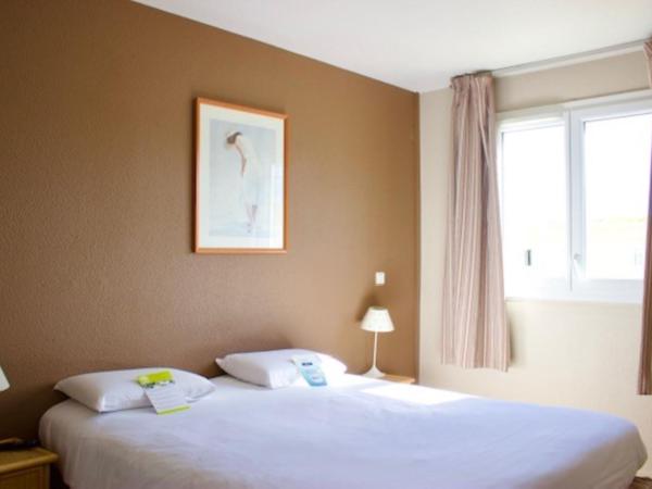 Kyriad Hotel Montpellier Centre Antigone : photo 1 de la chambre chambre standard lit double et 1 canapé
