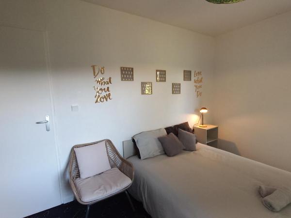 Adorable studio avec entrée indépendante : photo 4 de la chambre chambre double avec salle de bains privative