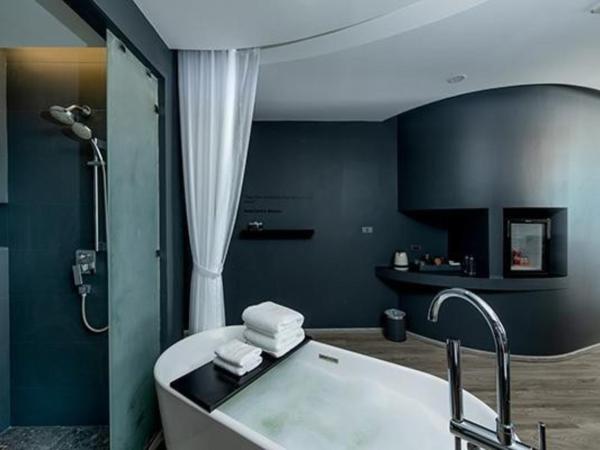 Foto Hotel Phuket Beachfront : photo 4 de la chambre hébergement ozone hall avec baignoire