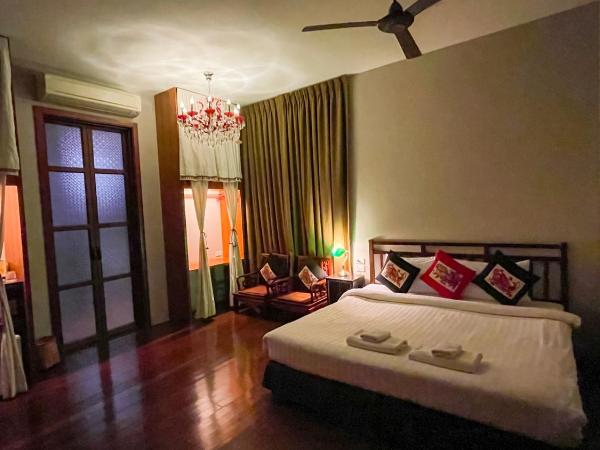 VILLA BANGKOK formerly VILLA PHRA SUMEN : photo 4 de la chambre chambre de luxe avec lit king-size - vue sur canal