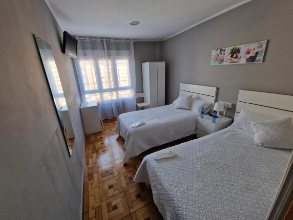 Hostal Fidalgo : photo 10 de la chambre chambre lits jumeaux avec salle de bains