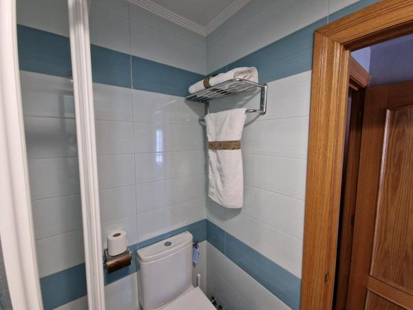 Hostal Fidalgo : photo 9 de la chambre chambre lits jumeaux avec salle de bains