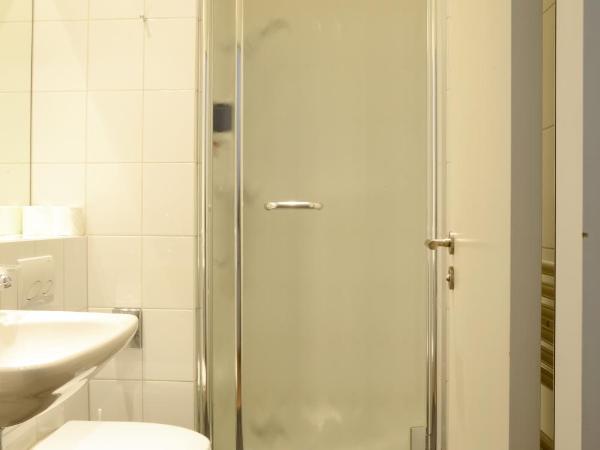 Hotel Marthahaus : photo 4 de la chambre chambre lits jumeaux avec salle de bains privative
