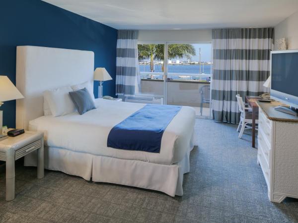 Bay Club Hotel and Marina : photo 2 de la chambre hébergement lit king-size - vue sur baie